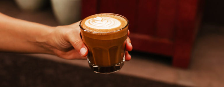 café en vaso de cristal