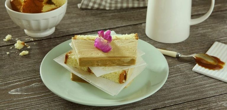 Aprende a preparar un semifrío de café con esta receta fácil y deliciosa. Disfruta de un postre cremoso, con el intenso sabor del café y una textura perfecta.