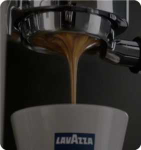 sirviendo cafe lavazza