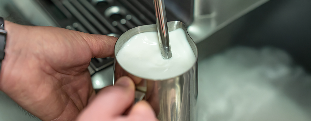 como espumar la leche