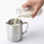 leche en una jarra de metal